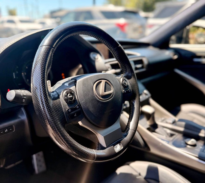 Lexus IS 200t Vehicle Full-screen Gallery Image 10