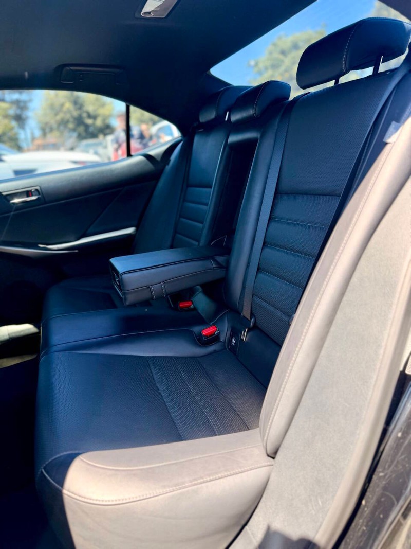 Lexus IS 200t Vehicle Full-screen Gallery Image 11