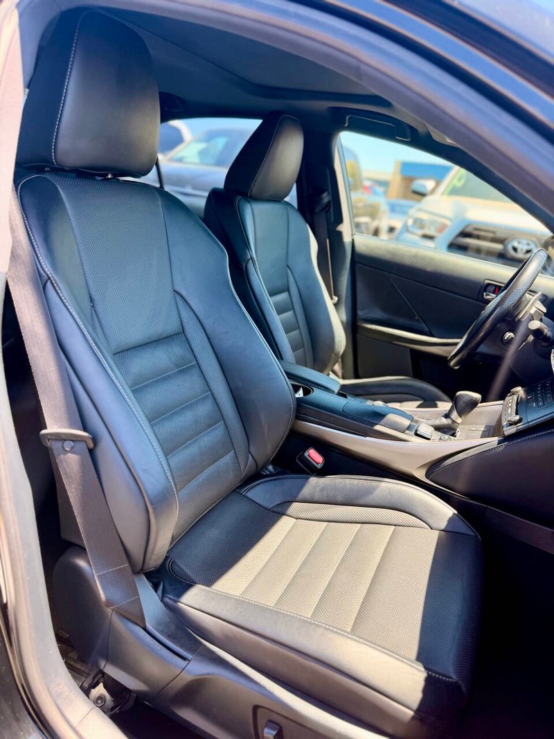 Lexus IS 200t Vehicle Full-screen Gallery Image 12