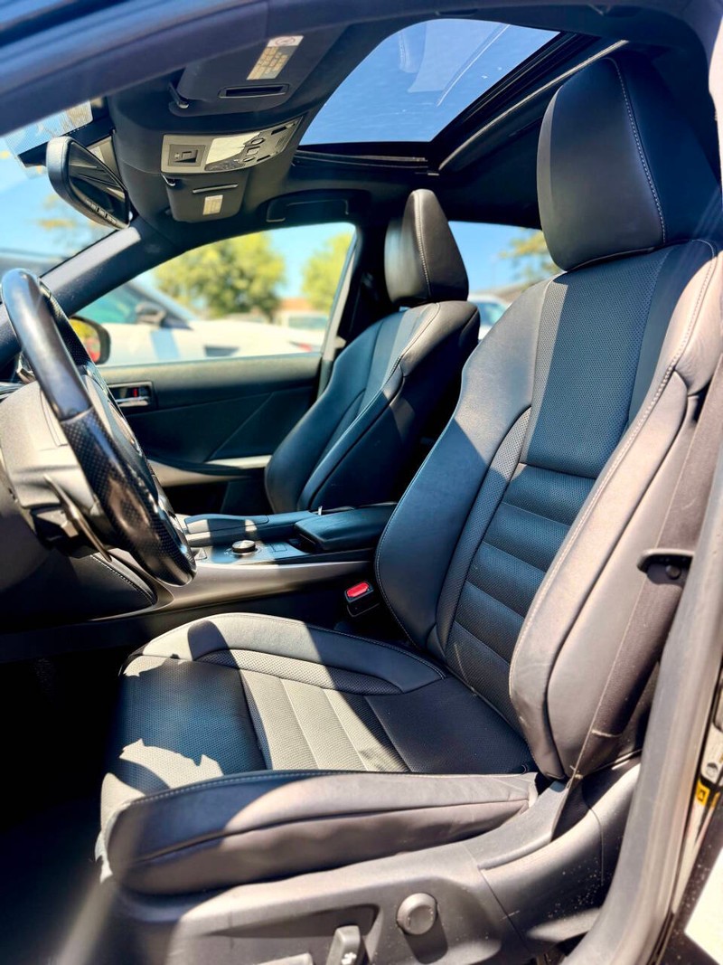Lexus IS 200t Vehicle Full-screen Gallery Image 13