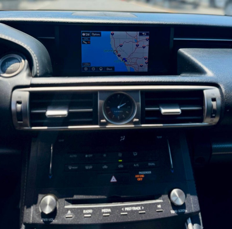 Lexus IS 200t Vehicle Full-screen Gallery Image 14