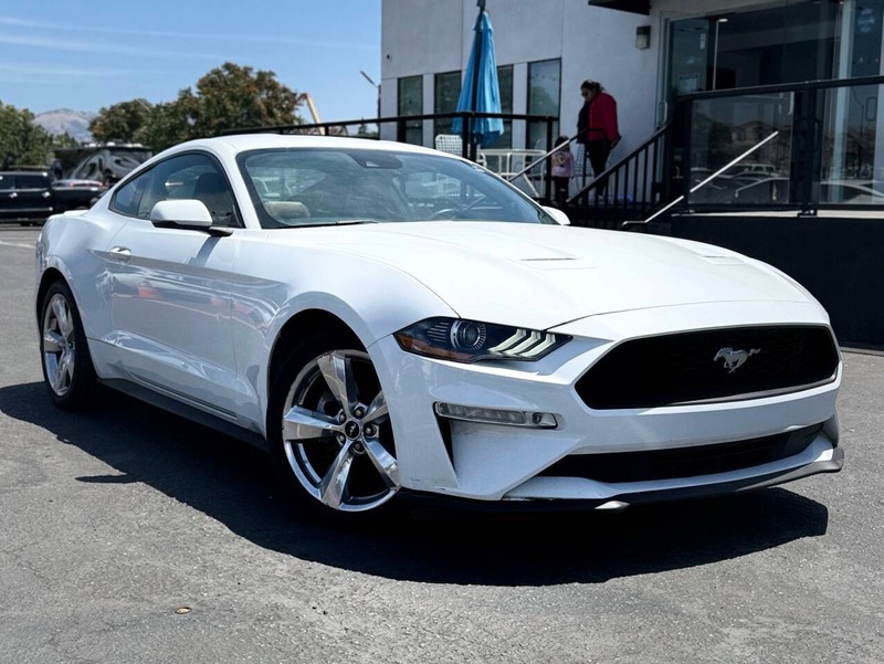 Ford Mustang Vehicle Full-screen Gallery Image 02