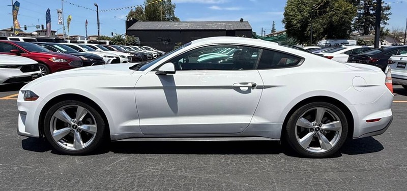 Ford Mustang Vehicle Full-screen Gallery Image 04