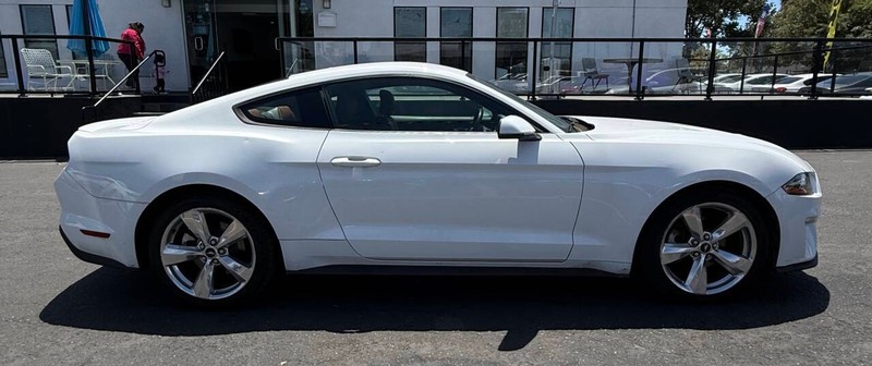 Ford Mustang Vehicle Full-screen Gallery Image 05