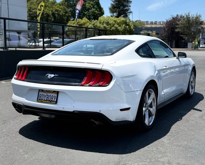 Ford Mustang Vehicle Full-screen Gallery Image 06
