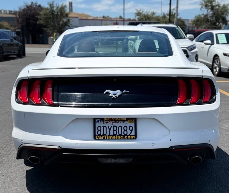 Ford Mustang Vehicle Full-screen Gallery Image 07
