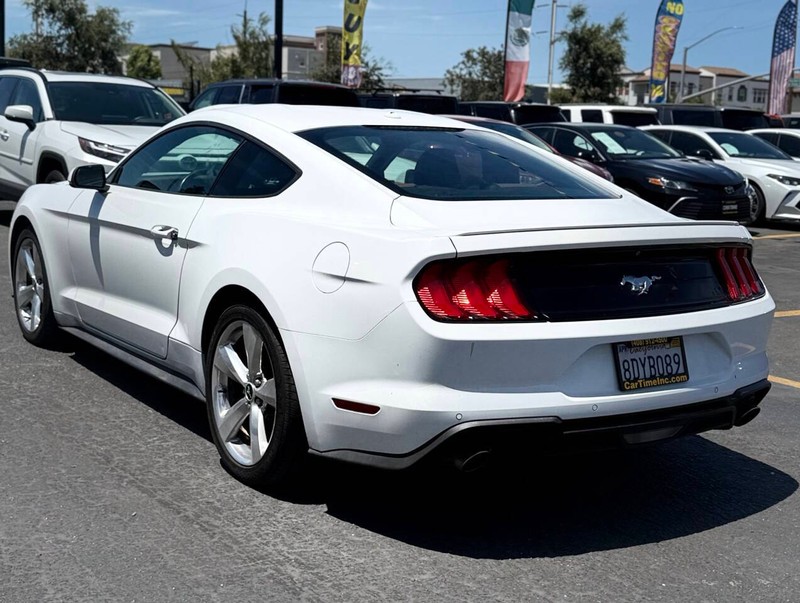 Ford Mustang Vehicle Full-screen Gallery Image 08