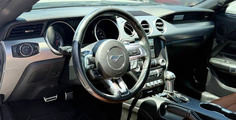 Ford Mustang Vehicle Full-screen Gallery Image 09