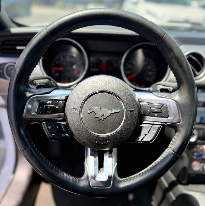 Ford Mustang Vehicle Full-screen Gallery Image 10