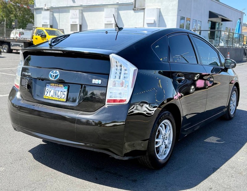 Toyota Prius Vehicle Full-screen Gallery Image 06