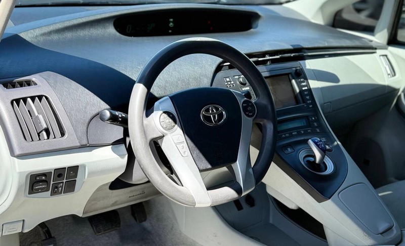 Toyota Prius Vehicle Full-screen Gallery Image 09