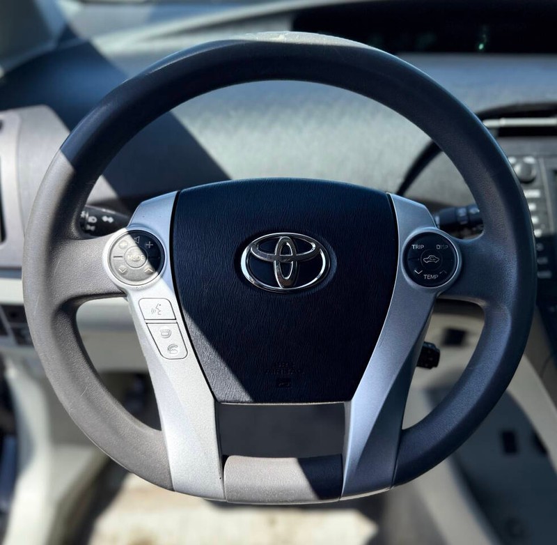Toyota Prius Vehicle Full-screen Gallery Image 10