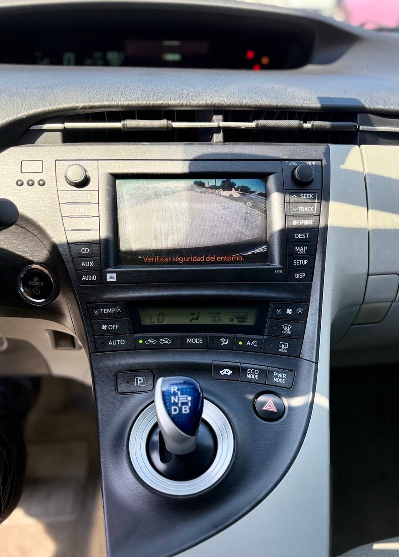 Toyota Prius Vehicle Full-screen Gallery Image 11
