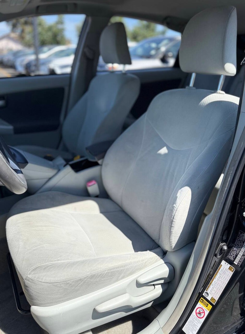 Toyota Prius Vehicle Full-screen Gallery Image 12