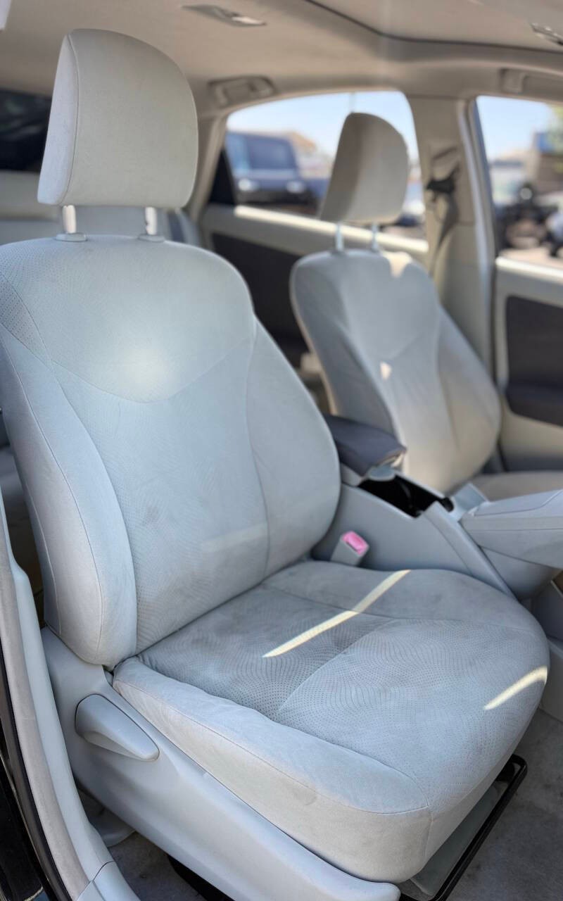 Toyota Prius Vehicle Full-screen Gallery Image 13