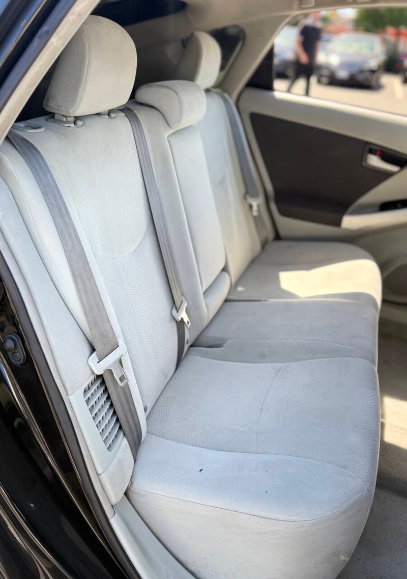 Toyota Prius Vehicle Full-screen Gallery Image 14
