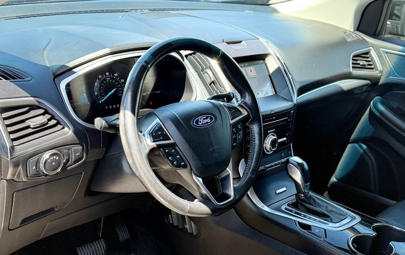 Ford Edge Vehicle Full-screen Gallery Image 09