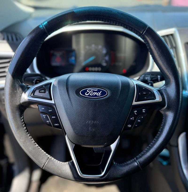 Ford Edge Vehicle Full-screen Gallery Image 10