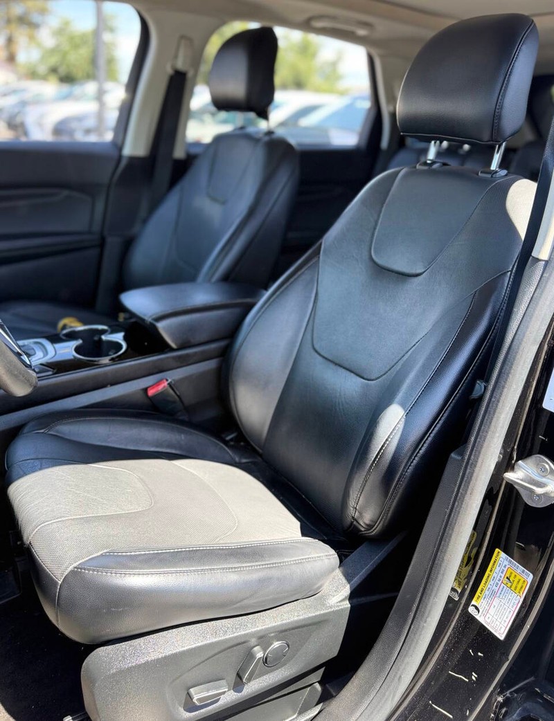 Ford Edge Vehicle Full-screen Gallery Image 12