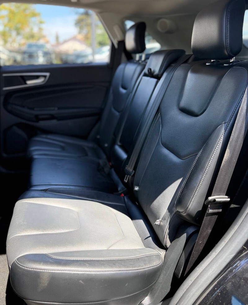 Ford Edge Vehicle Full-screen Gallery Image 15