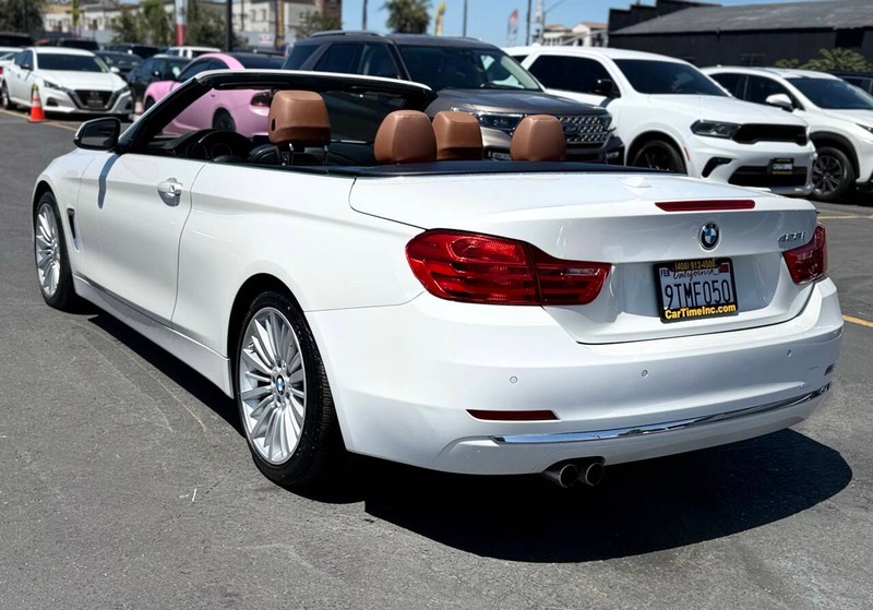 BMW 4 Series Vehicle Full-screen Gallery Image 08