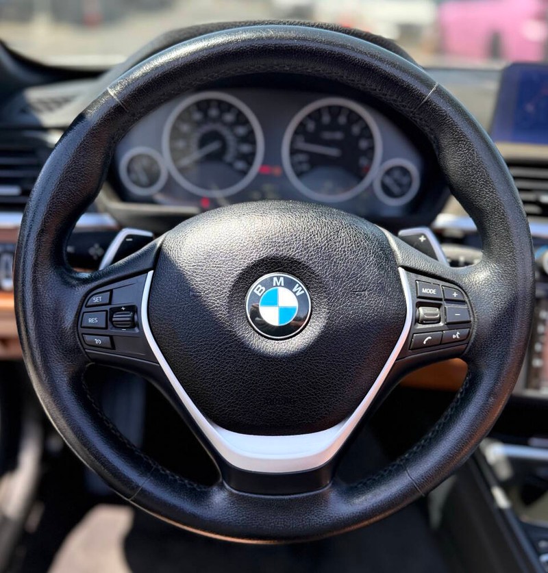BMW 4 Series Vehicle Full-screen Gallery Image 12