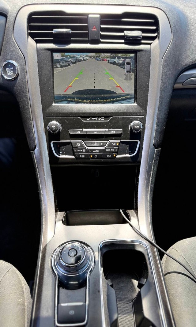 Ford Fusion Vehicle Full-screen Gallery Image 11