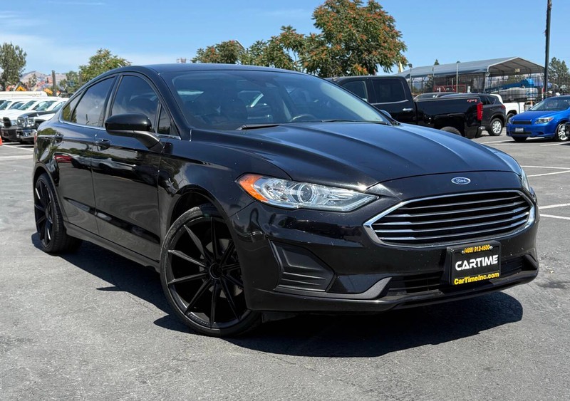 Ford Fusion Vehicle Full-screen Gallery Image 02