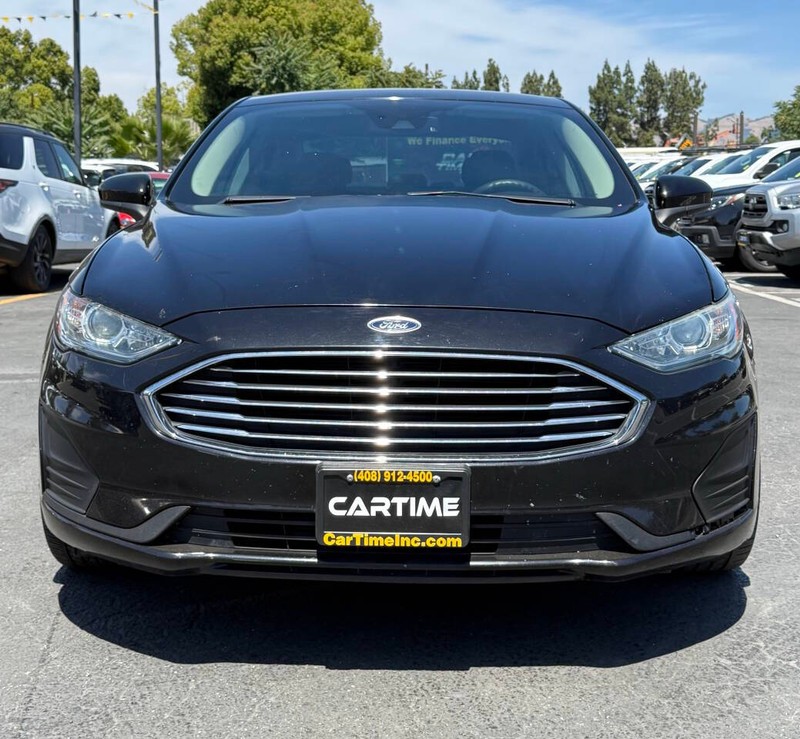 Ford Fusion Vehicle Full-screen Gallery Image 03