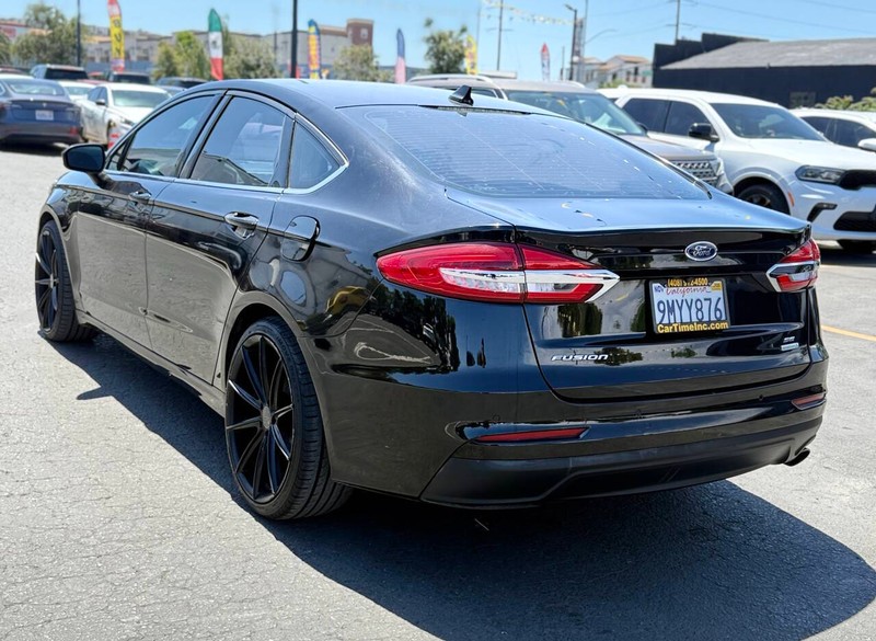 Ford Fusion Vehicle Full-screen Gallery Image 08