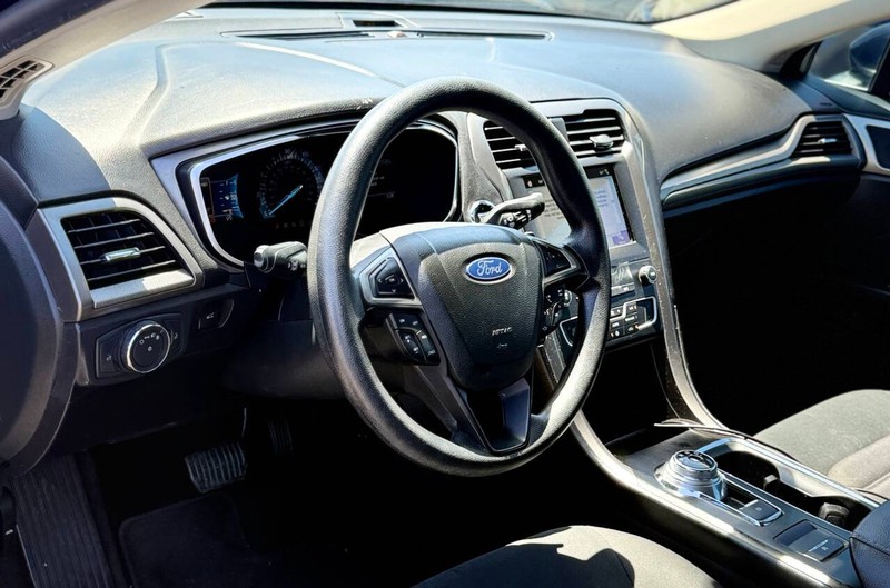 Ford Fusion Vehicle Full-screen Gallery Image 09