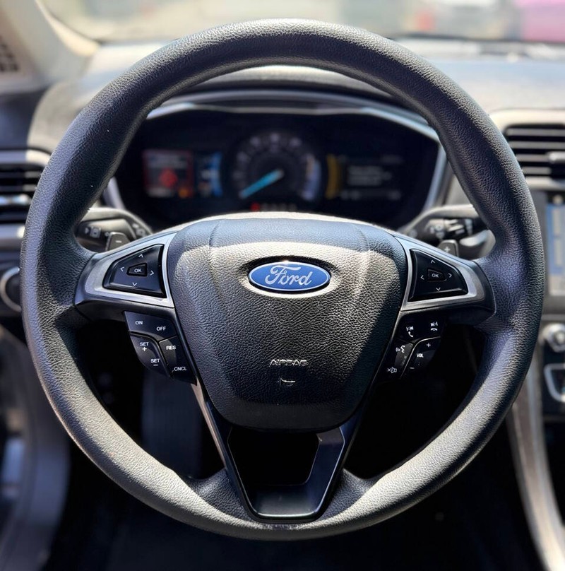 Ford Fusion Vehicle Full-screen Gallery Image 10