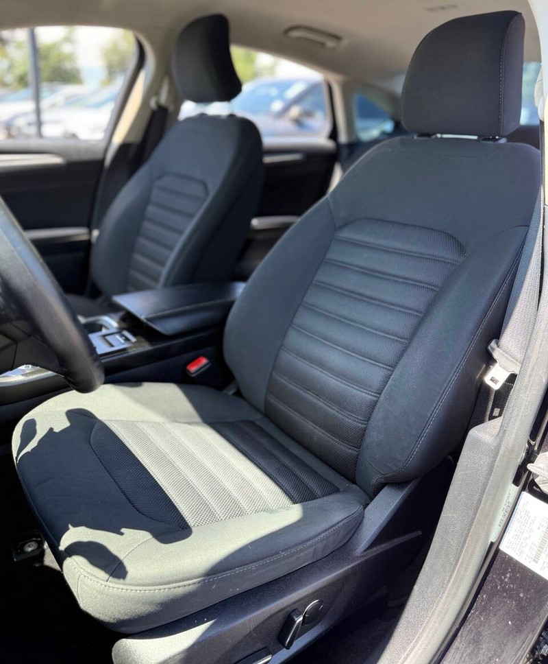 Ford Fusion Vehicle Full-screen Gallery Image 12