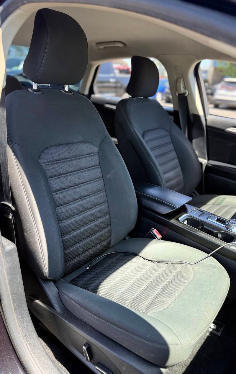 Ford Fusion Vehicle Full-screen Gallery Image 13