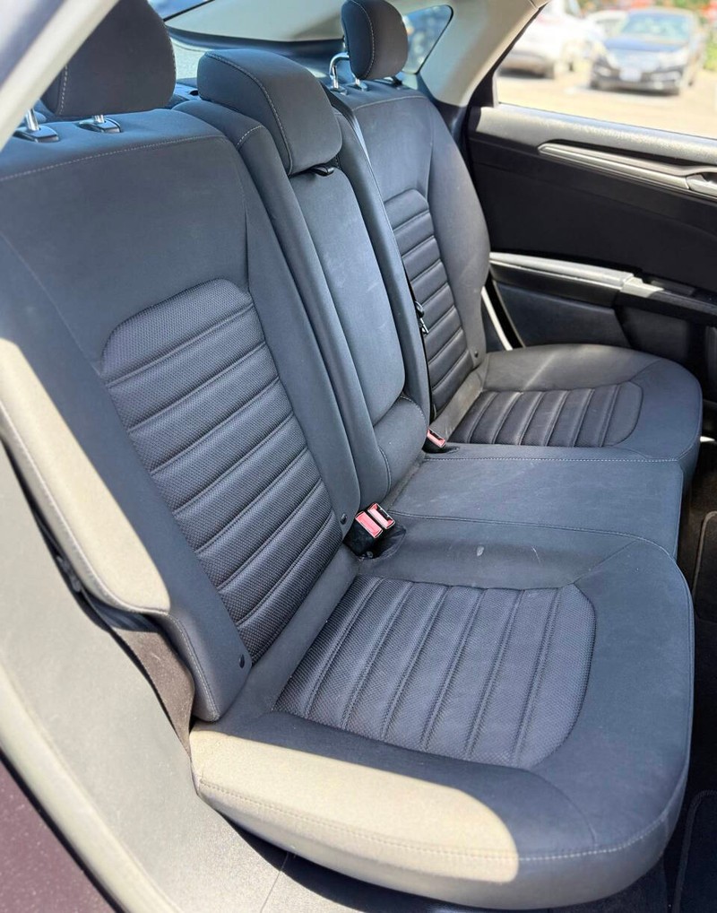 Ford Fusion Vehicle Full-screen Gallery Image 14