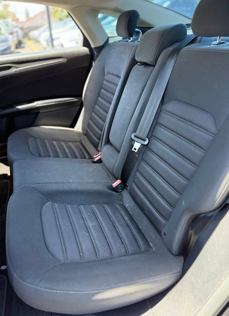Ford Fusion Vehicle Full-screen Gallery Image 15