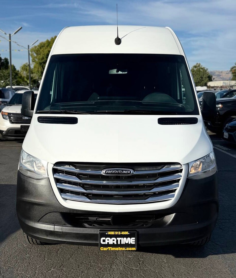 Freightliner Sprinter Vehicle Full-screen Gallery Image 02