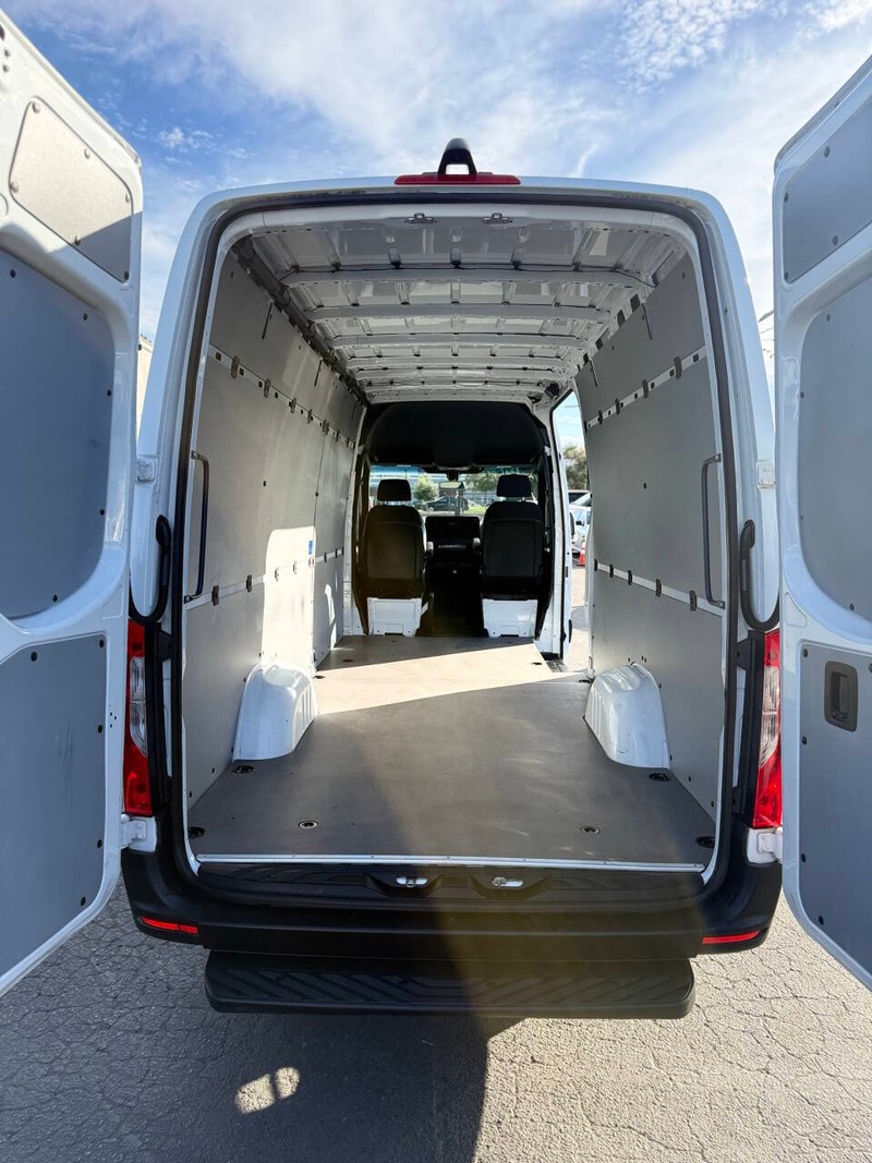 Freightliner Sprinter Vehicle Full-screen Gallery Image 05
