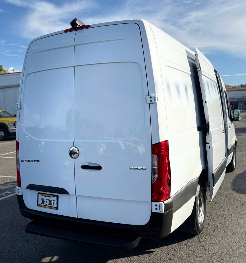Freightliner Sprinter Vehicle Full-screen Gallery Image 06