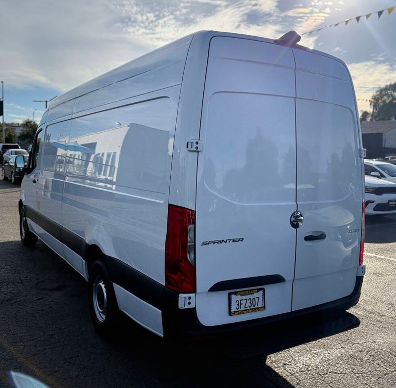 Freightliner Sprinter Vehicle Full-screen Gallery Image 07