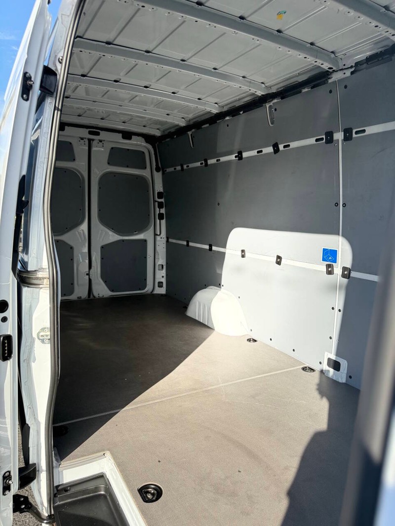 Freightliner Sprinter Vehicle Full-screen Gallery Image 08