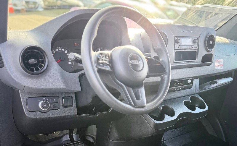 Freightliner Sprinter Vehicle Full-screen Gallery Image 10