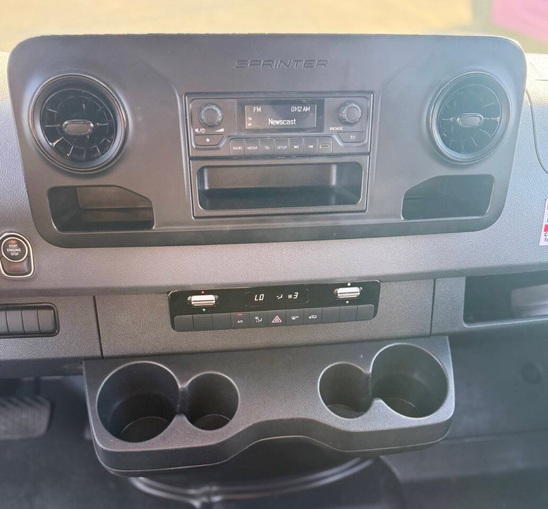 Freightliner Sprinter Vehicle Full-screen Gallery Image 11