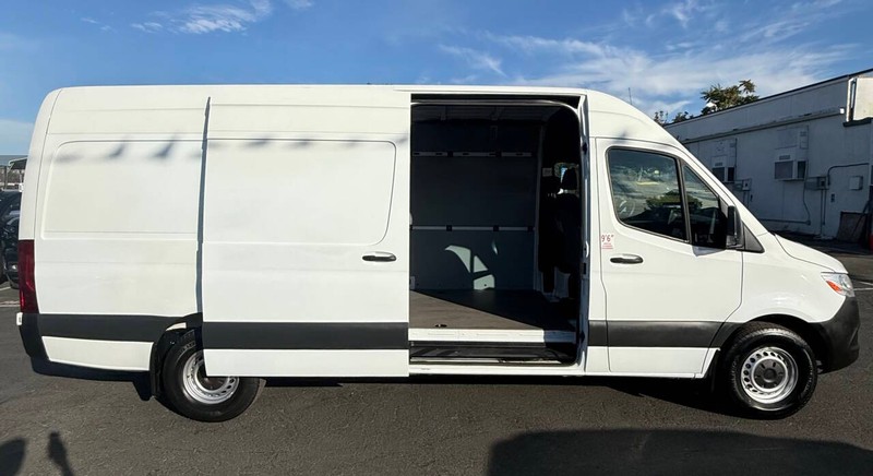 Freightliner Sprinter Vehicle Full-screen Gallery Image 12