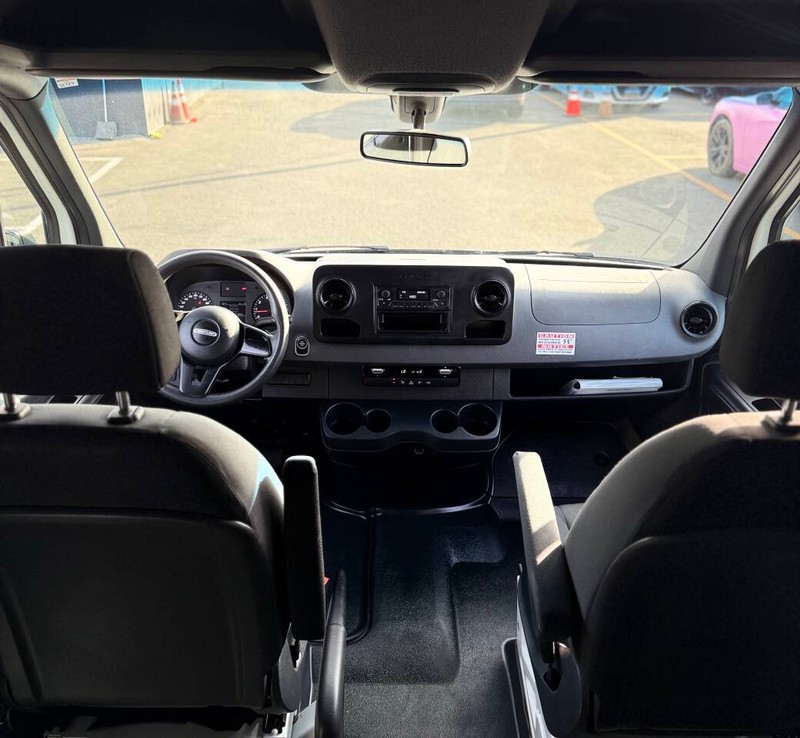 Freightliner Sprinter Vehicle Full-screen Gallery Image 15
