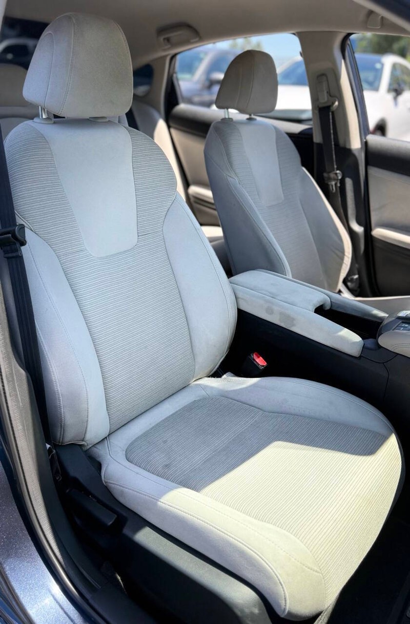 Honda Insight Vehicle Full-screen Gallery Image 13