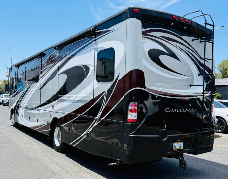 Ford Motorhome Chassis Vehicle Full-screen Gallery Image 03