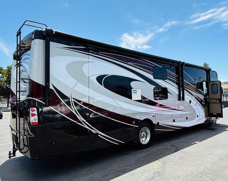 Ford Motorhome Chassis Vehicle Full-screen Gallery Image 05