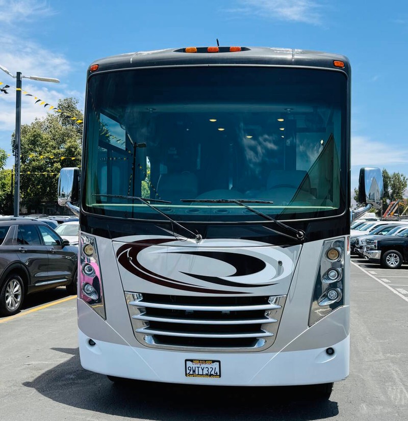 Ford Motorhome Chassis Vehicle Full-screen Gallery Image 06