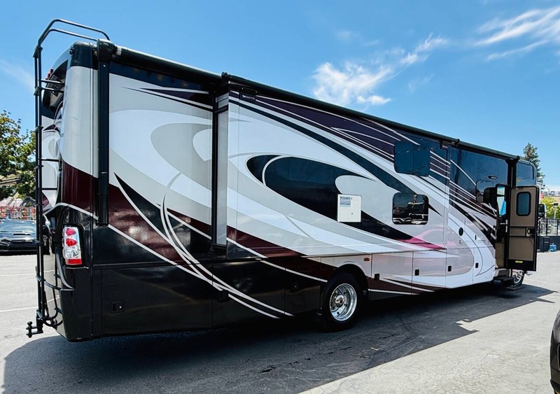 Ford Motorhome Chassis Vehicle Full-screen Gallery Image 07